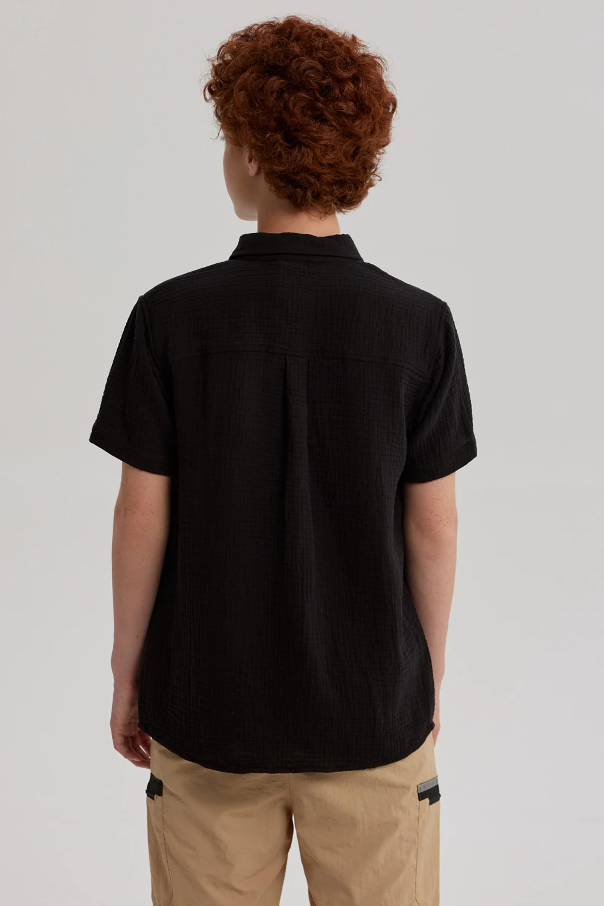 Camisa Niño Texto En Bolsillo Negro - Image 3