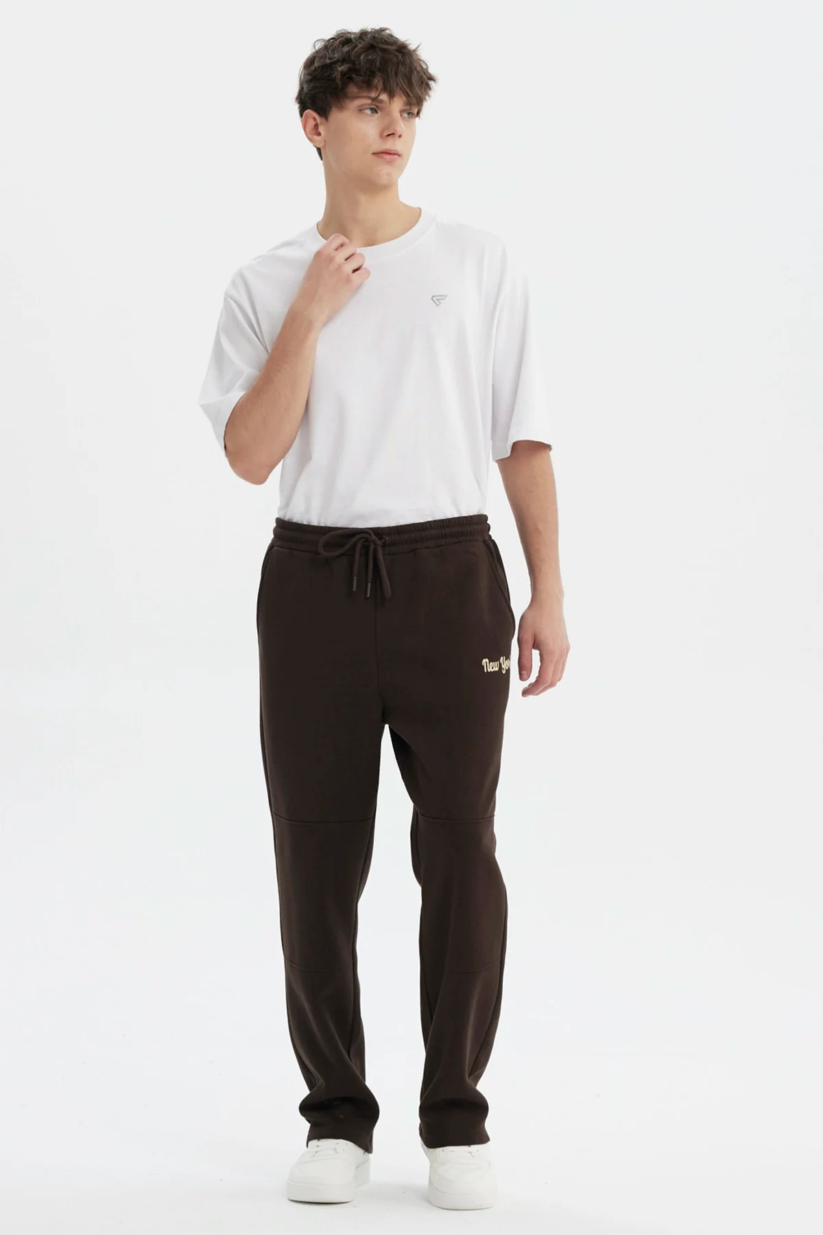 Pantalón Buzo Hombre Calce Recto Chocolate - Image 4