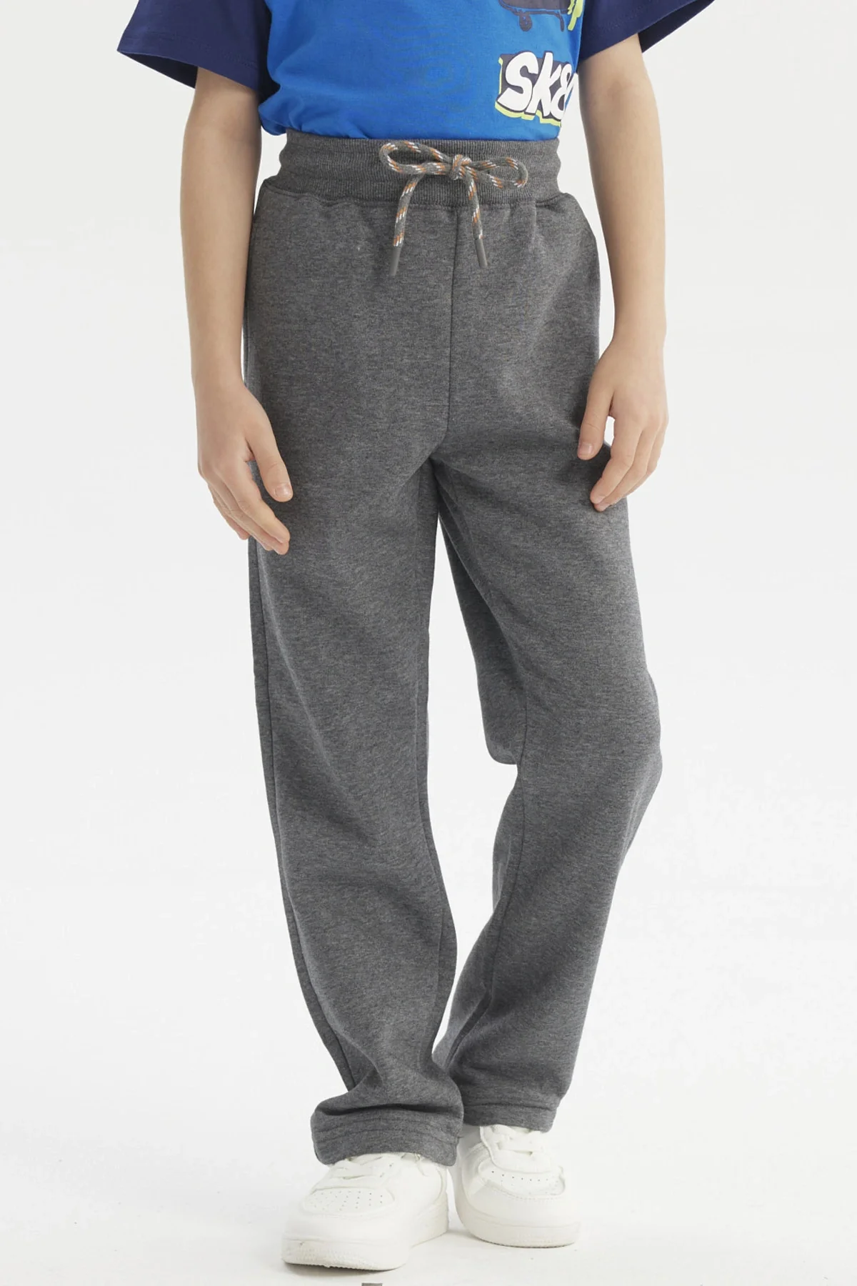Pantalón Buzo Niño Calce Recto Gris Oscuro