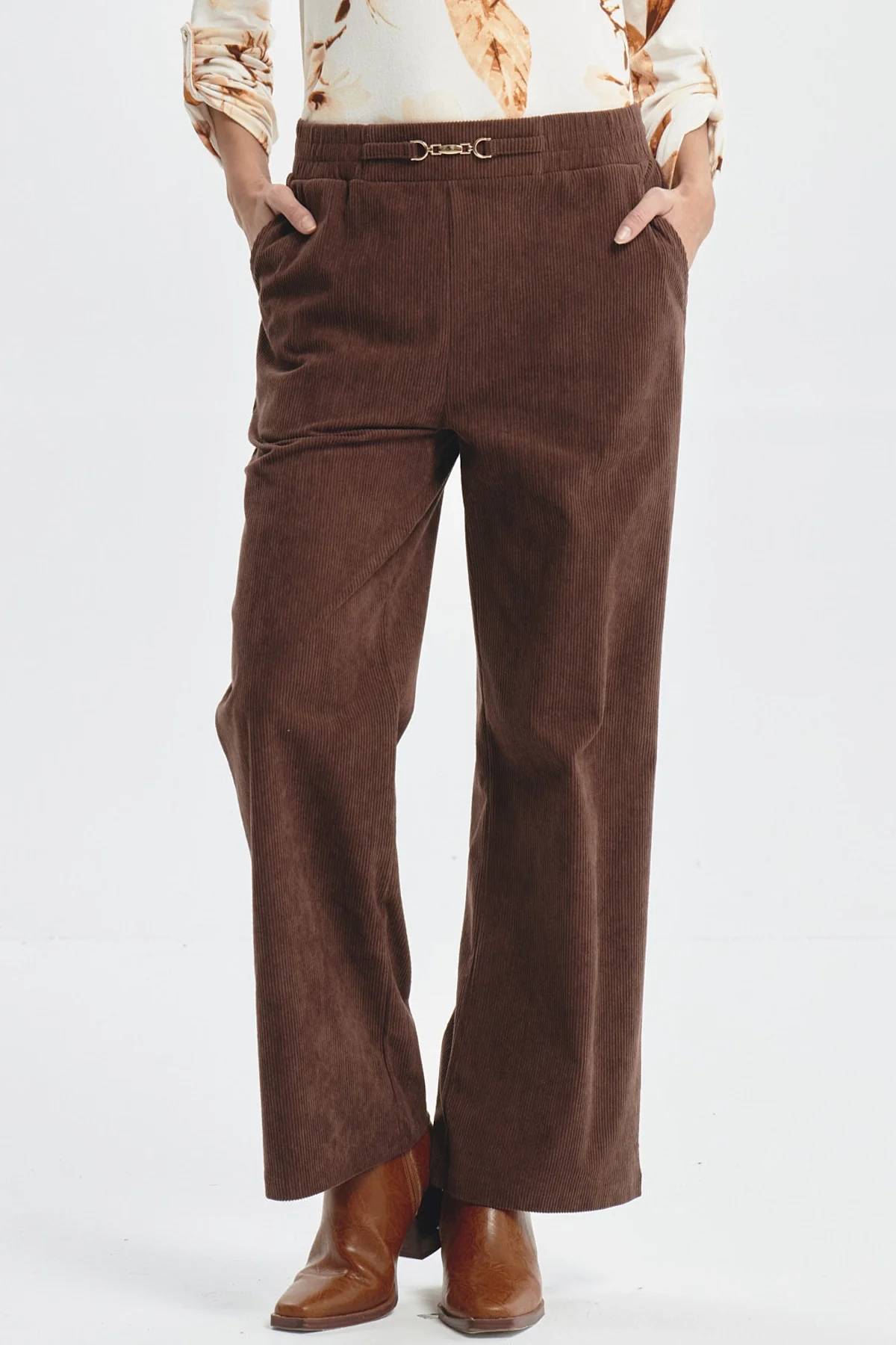 Pantalón Mujer Calce Recto Detalle Pretina Café