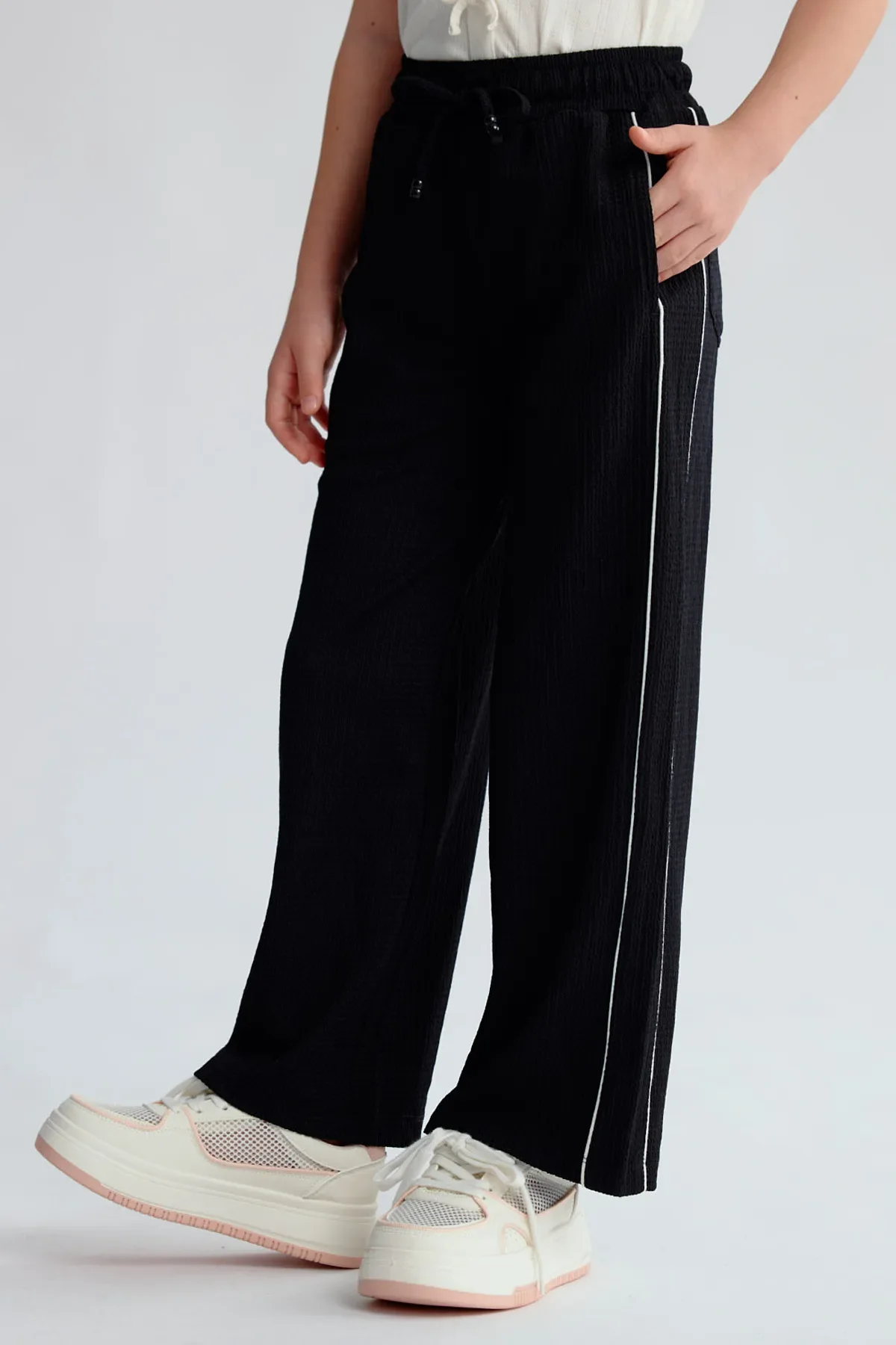 Pantalón Niña Crep Accesorios Cordón Negro - Image 3