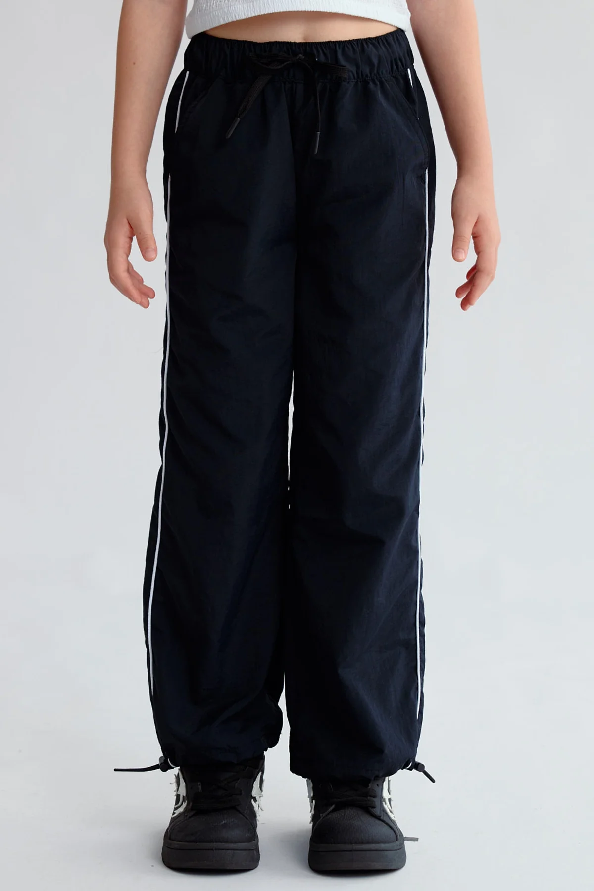 Pantalón Niña Parachute Con Piping Negro