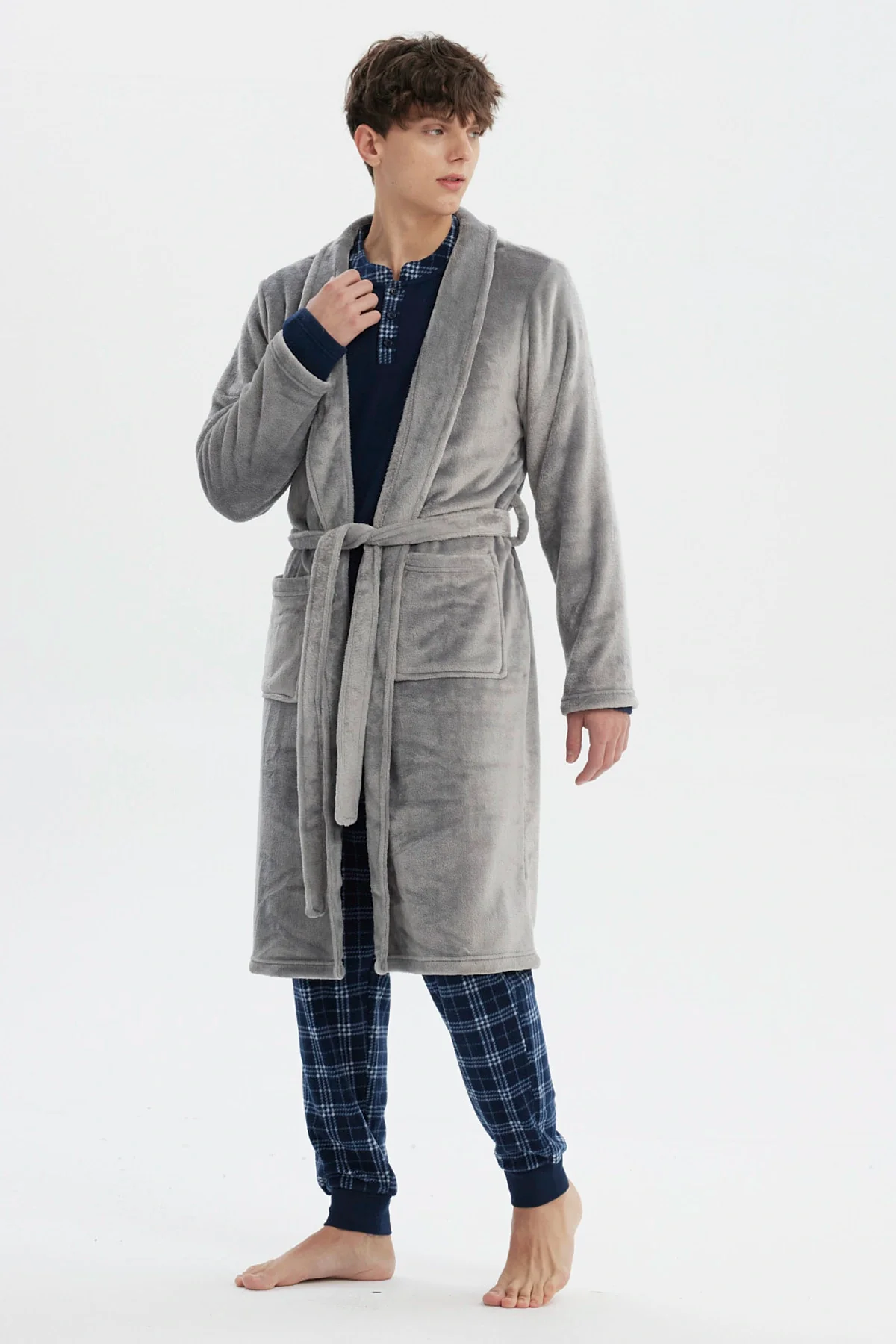 Bata Hombre Cuello V Gris - Image 4