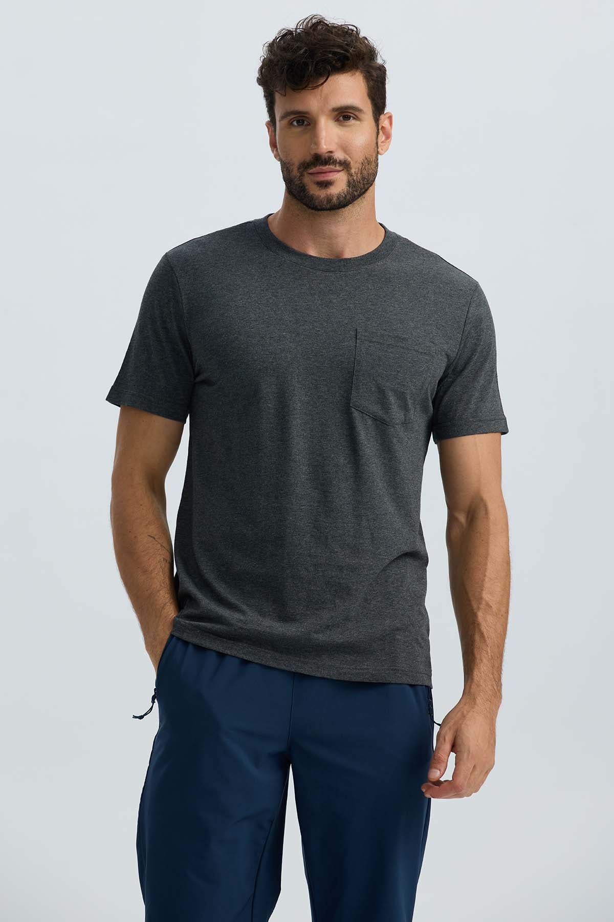 Polera Hombre Básica Con Bolsillo Gris Oscuro