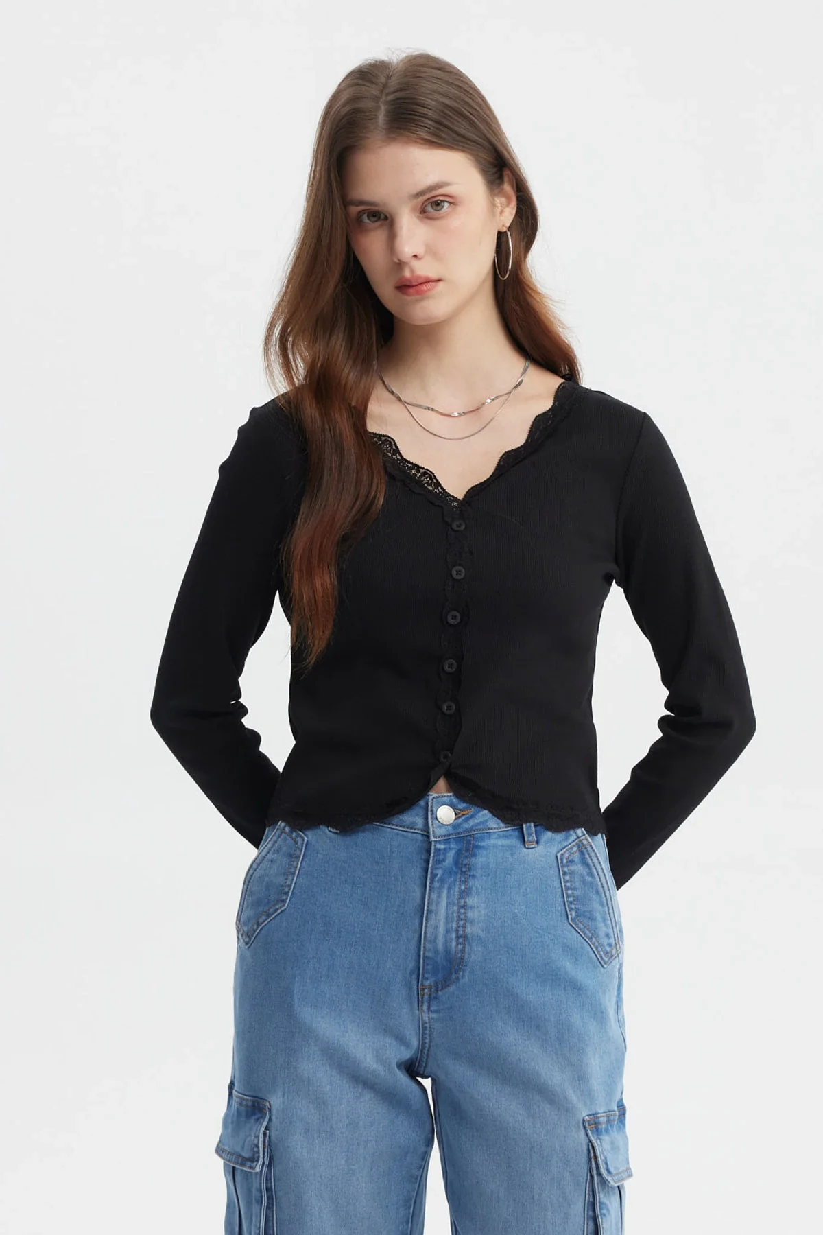 Polera Mujer Cuello Cv Encaje Rulet En Puño Negro