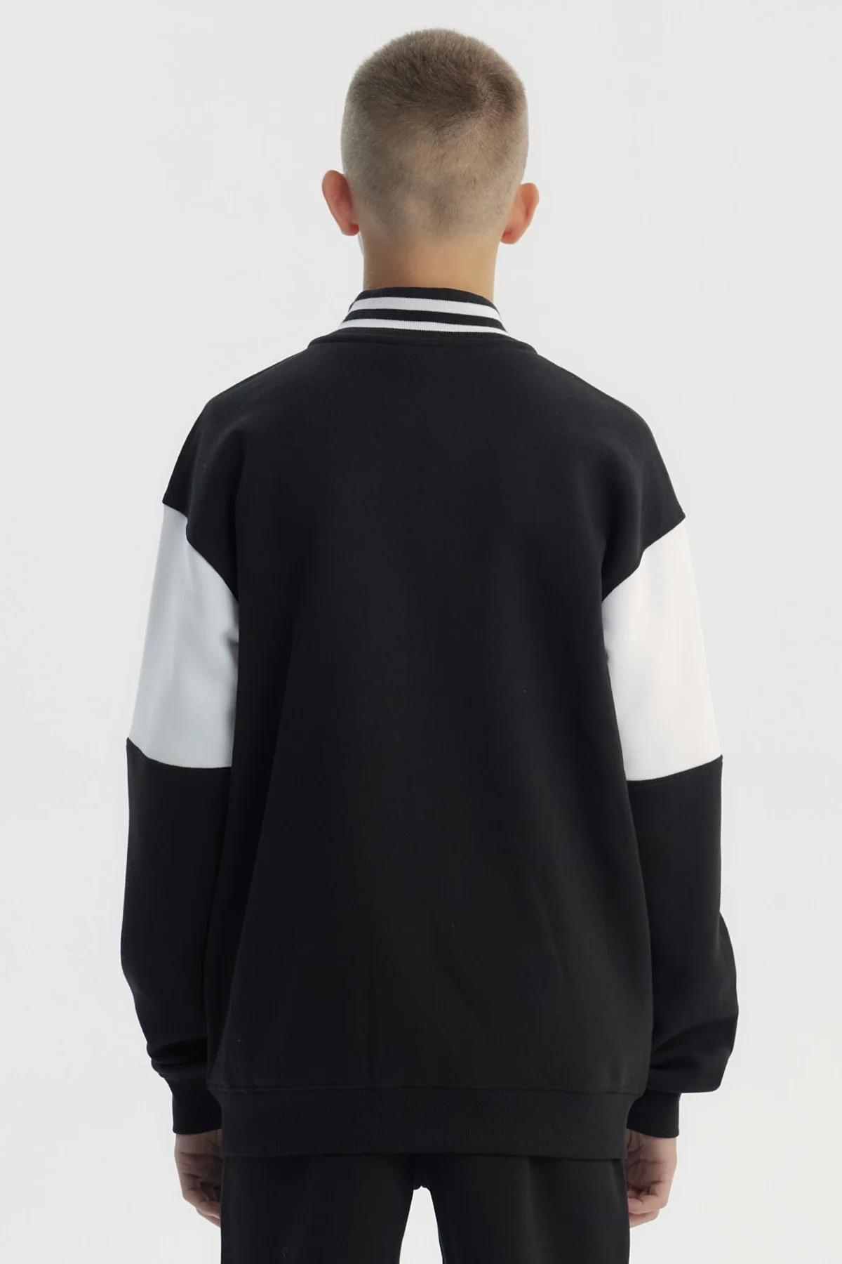 Polerón Niño Cuello Con Cierre Negro - Image 3